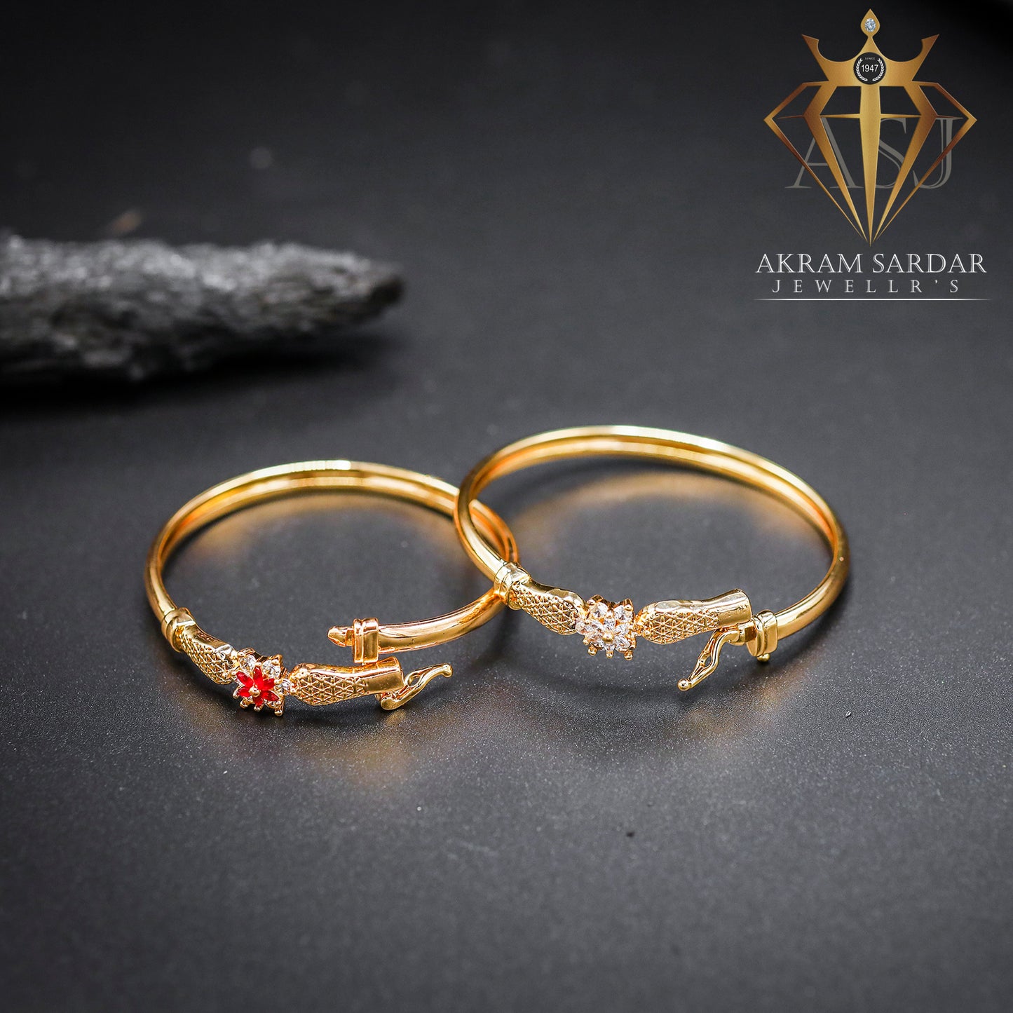 Zeen Kara-Style Bracelet (Red & White)