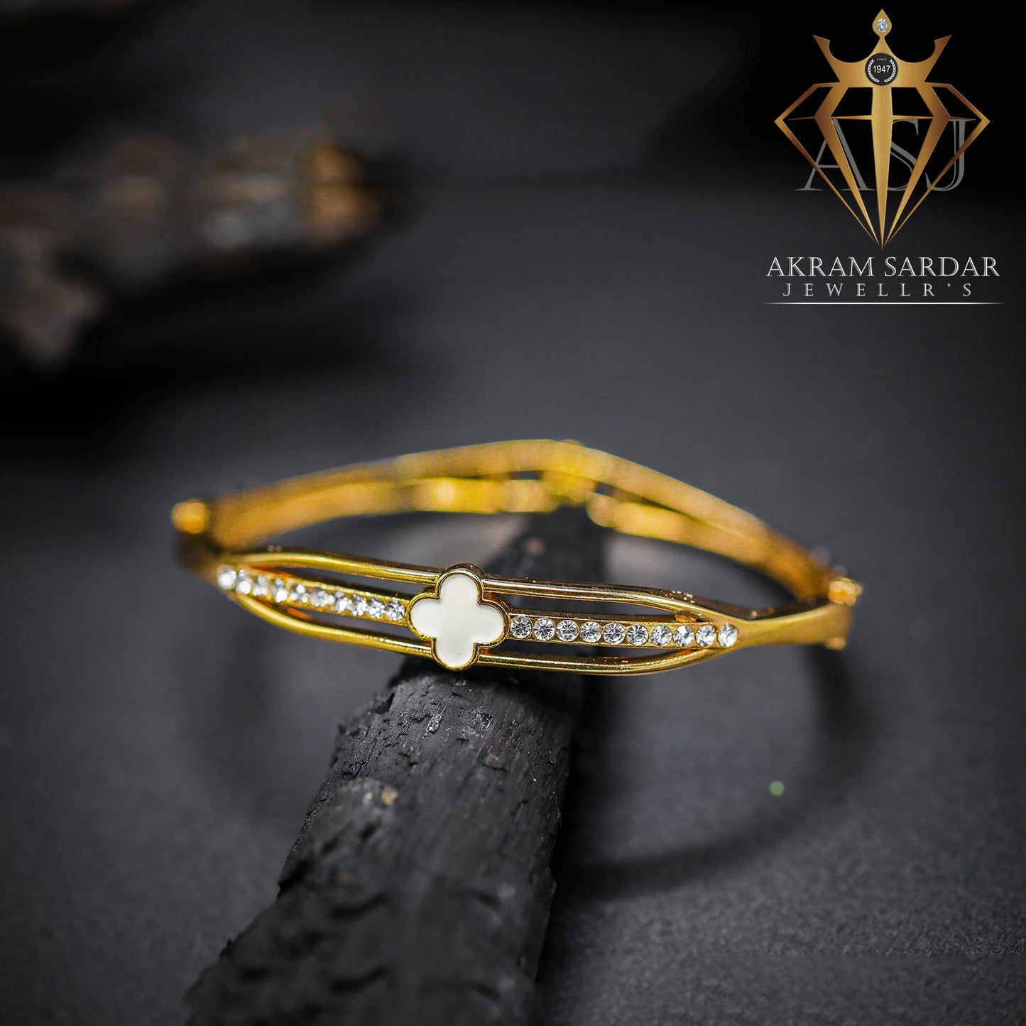 Hina Adjustable Bracelet – Elegance Redefined